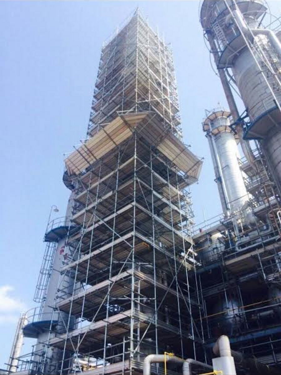 工場設備周辺の高層足場